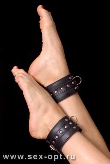 Оковы на руке и ноге. Кожаные наручники для ног. Кожаный браслет на ногу. Наручники для ролевых игр на ноги. Кожаные наручники для игр.